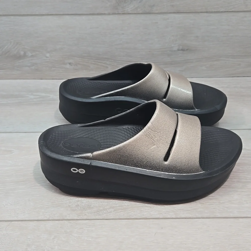 OOFOS Metallic Silver Slide Clogs - Picture 2 of 11